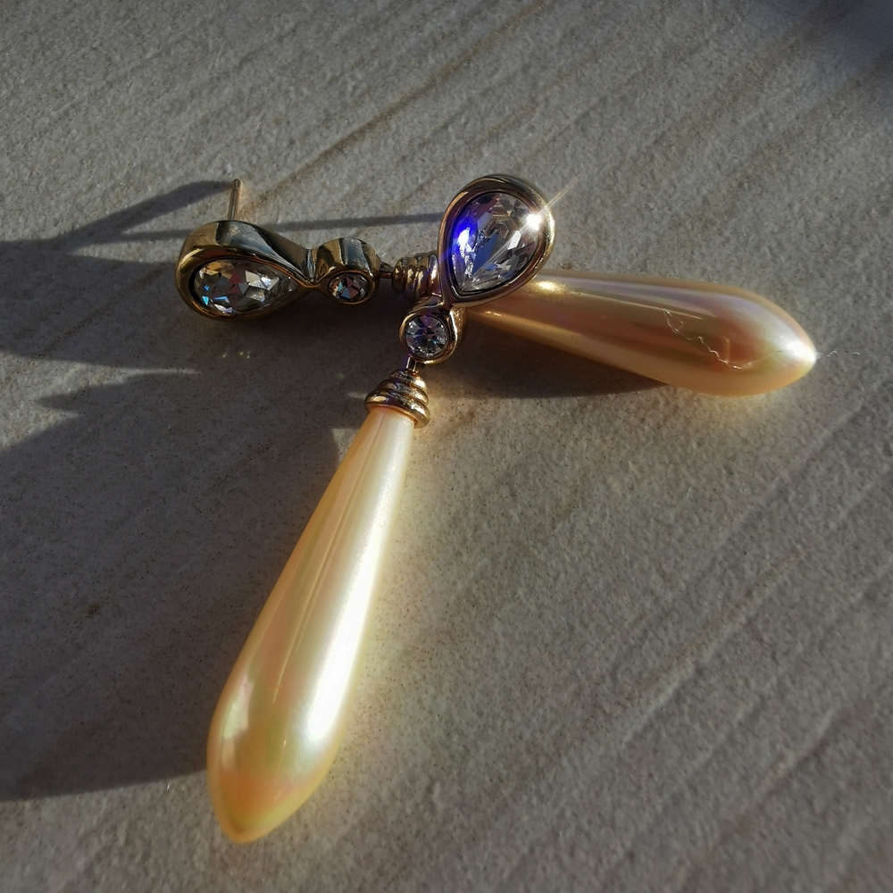Vintage Elegant Gold and Cream Drop Earrings